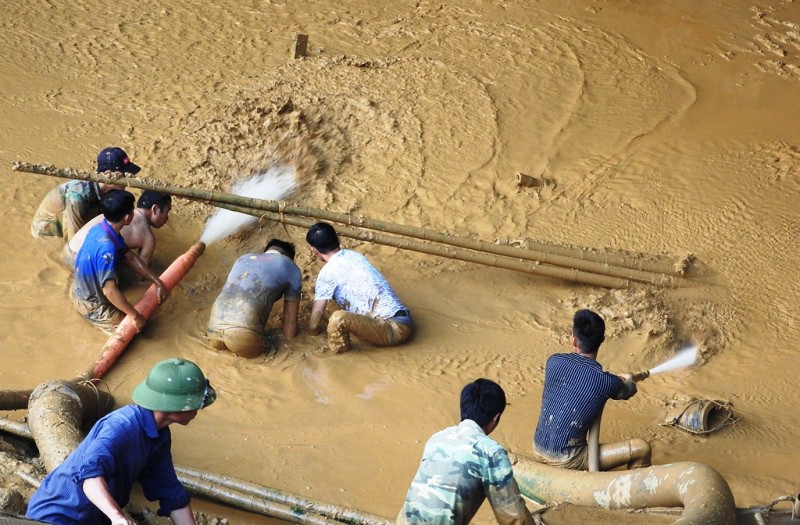 Cận cảnh tiếp cận 2 phu vàng mắc kẹt trong hang