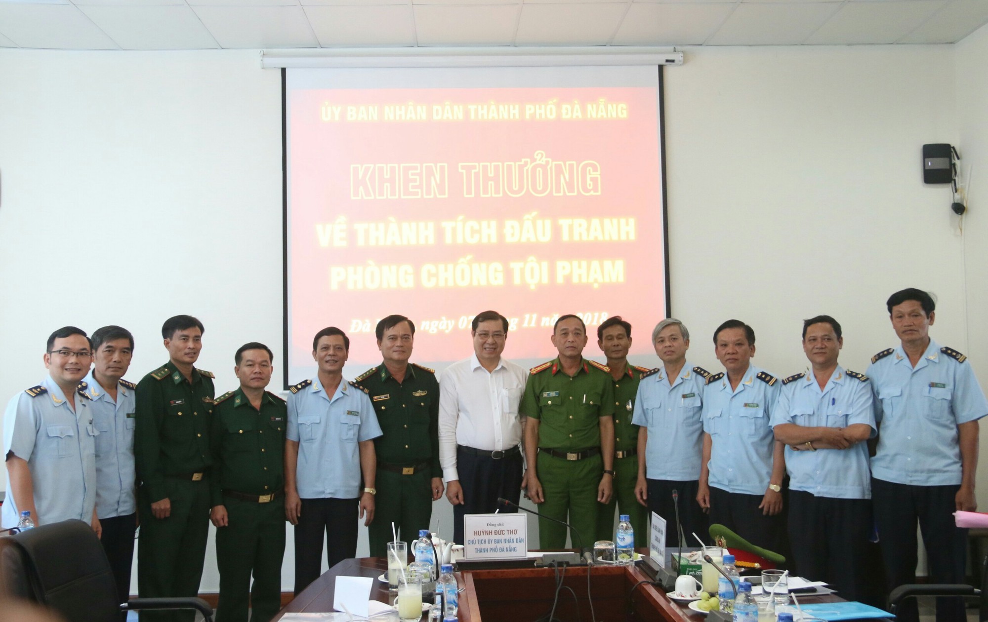Chủ tịch Đ&agrave; Nẵng khen thưởng vụ bắt giữ hơn 10 tấn ng&agrave; voi nhập lậu - Ảnh 1.