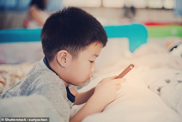 Trẻ ghiền smartphone: liên quan đến 12 loại ung thư chết người!
