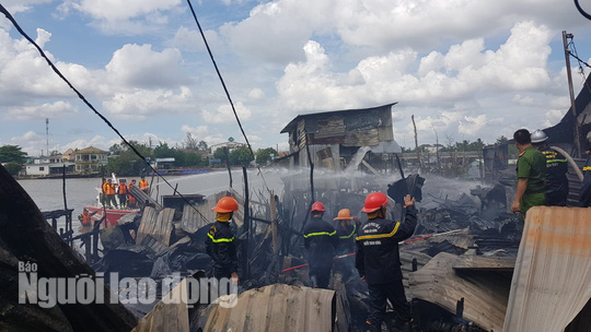 Người già, trẻ nhỏ chạy tán loạn khi cháy dãy nhà ven chợ nổi Cái Răng - Ảnh 4.