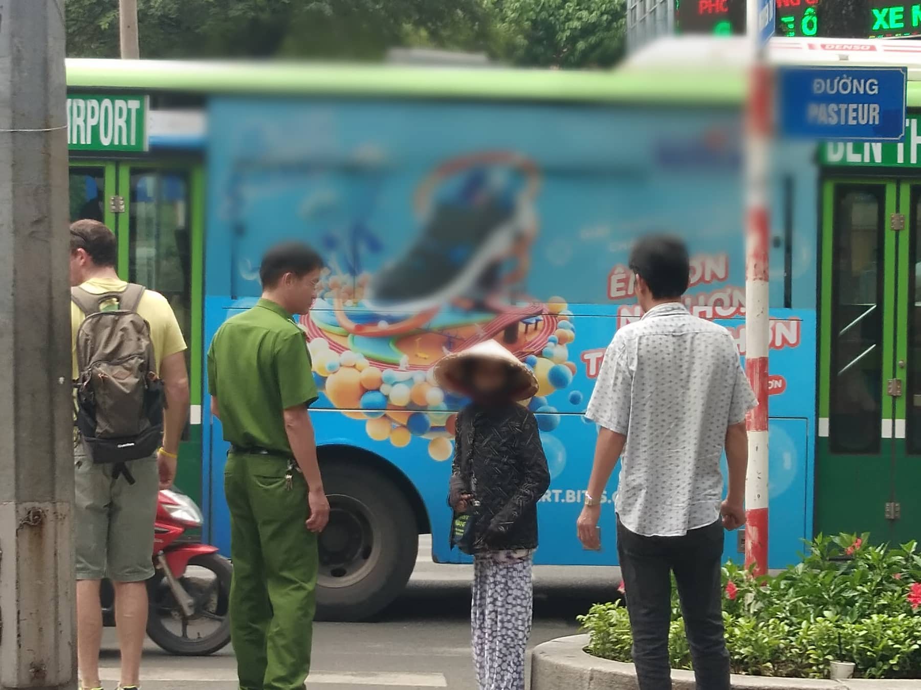 V&eacute;n m&agrave;n bị giật v&eacute; số của b&agrave; cụ ở trung t&acirc;m TP HCM - Ảnh 1.