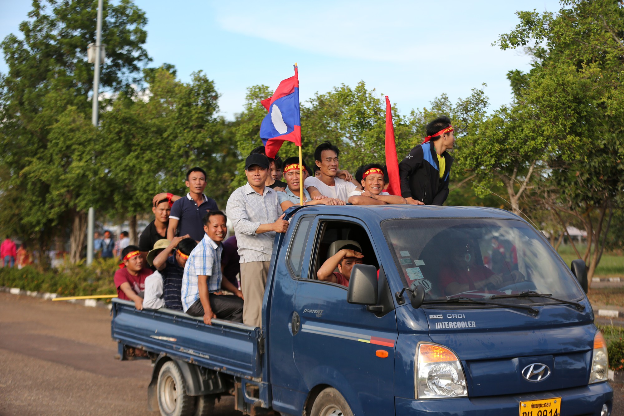 Clip: CĐV Việt Nam l&agrave;m n&oacute;ng, phủ đỏ s&acirc;n Quốc gia L&agrave;o - Ảnh 2.