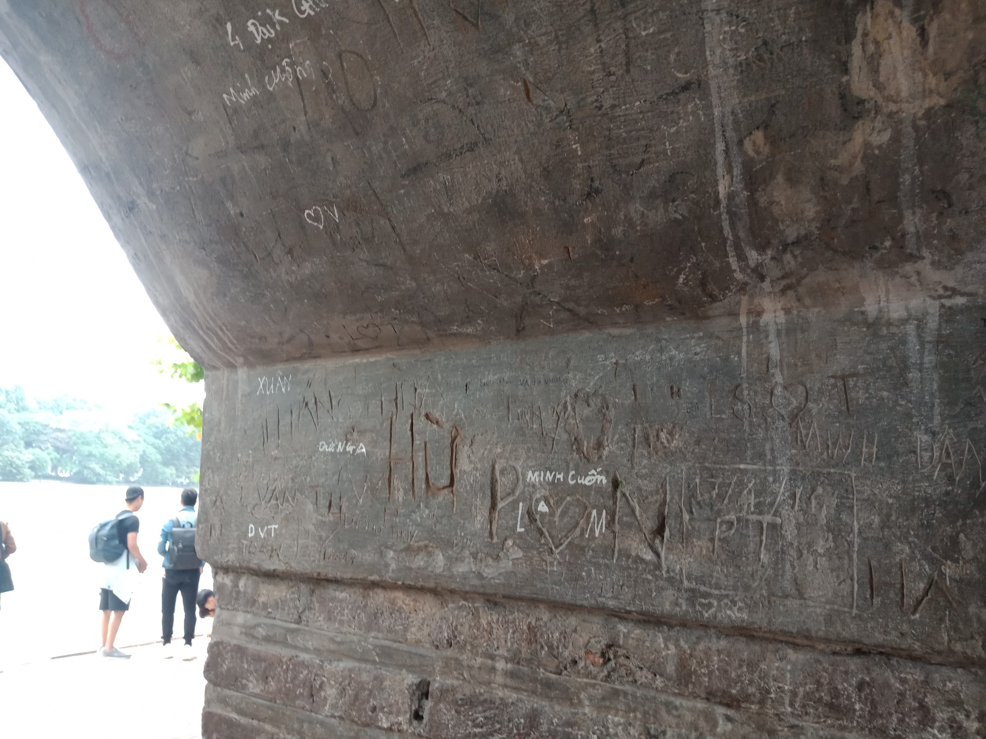 Những hình ảnh vẽ, khắc phản cảm, nhằng nhịt ở các di tích lịch sử Hà Nội - Ảnh 6.