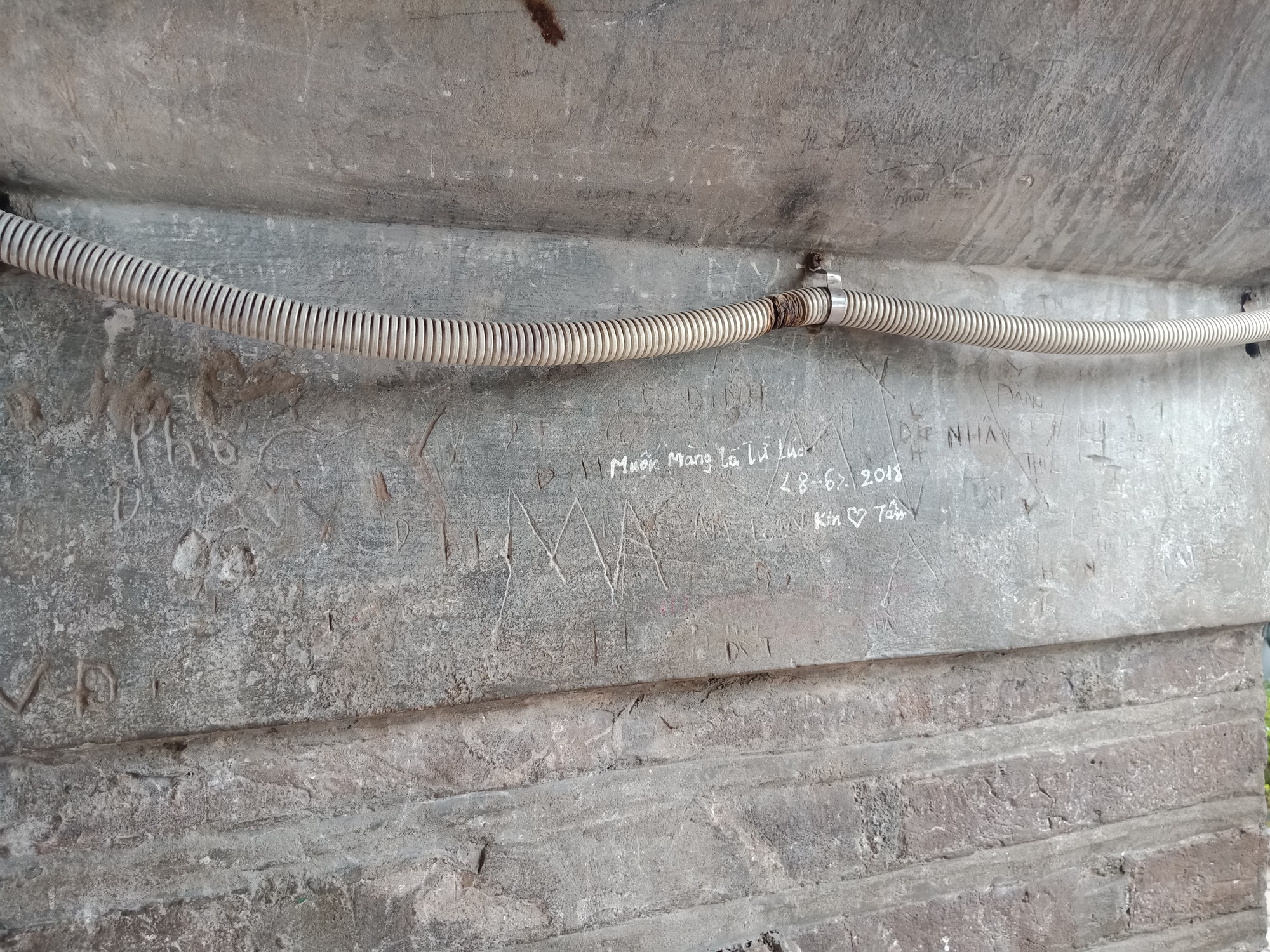 Những hình ảnh vẽ, khắc phản cảm, nhằng nhịt ở các di tích lịch sử Hà Nội - Ảnh 9.