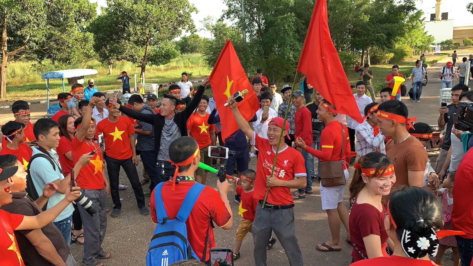 Clip: CĐV Việt Nam l&agrave;m n&oacute;ng, phủ đỏ s&acirc;n Quốc gia L&agrave;o - Ảnh 7.
