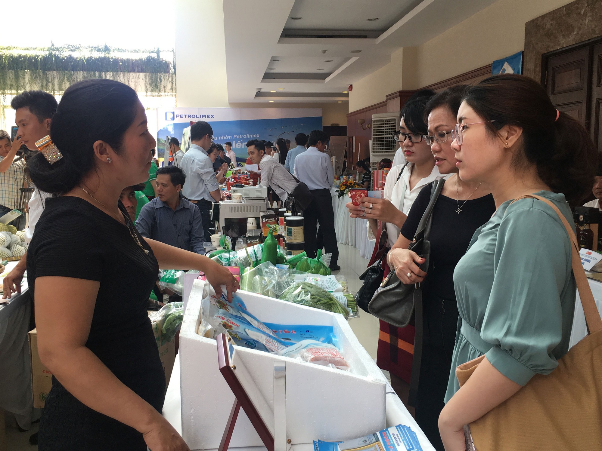 Đem xe tải, máy nông nghiệp... về tỉnh chào hàng