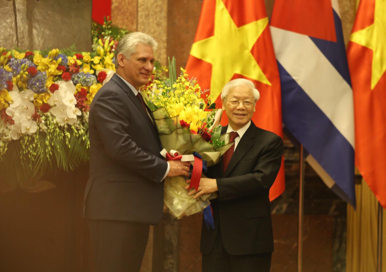 Cận cảnh Tổng B&iacute; thư, Chủ tịch nước Nguyễn Ph&uacute; Trọng đ&oacute;n Chủ tịch Cuba - Ảnh 13.