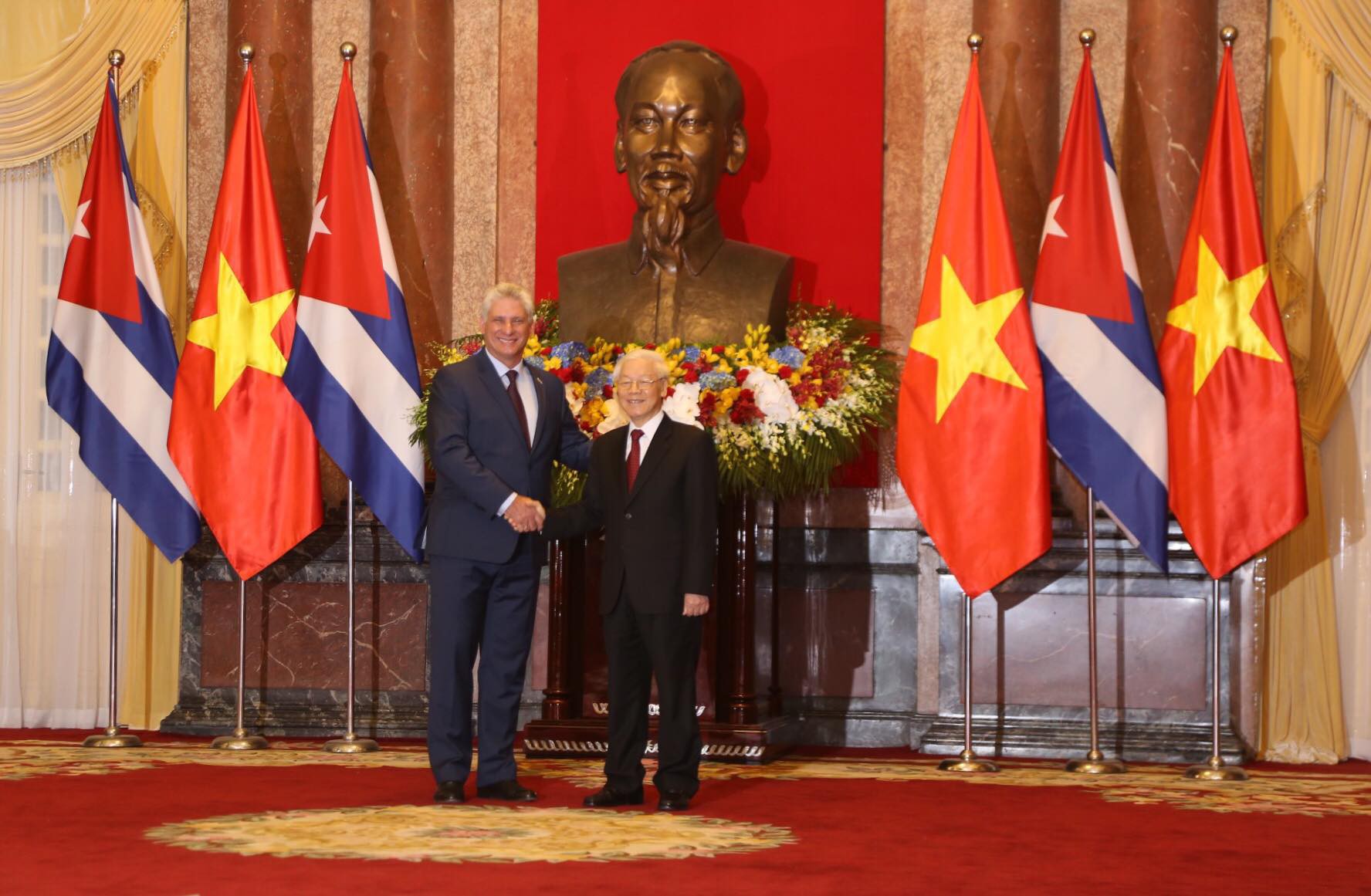 Cận cảnh Tổng B&iacute; thư, Chủ tịch nước Nguyễn Ph&uacute; Trọng đ&oacute;n Chủ tịch Cuba - Ảnh 6.