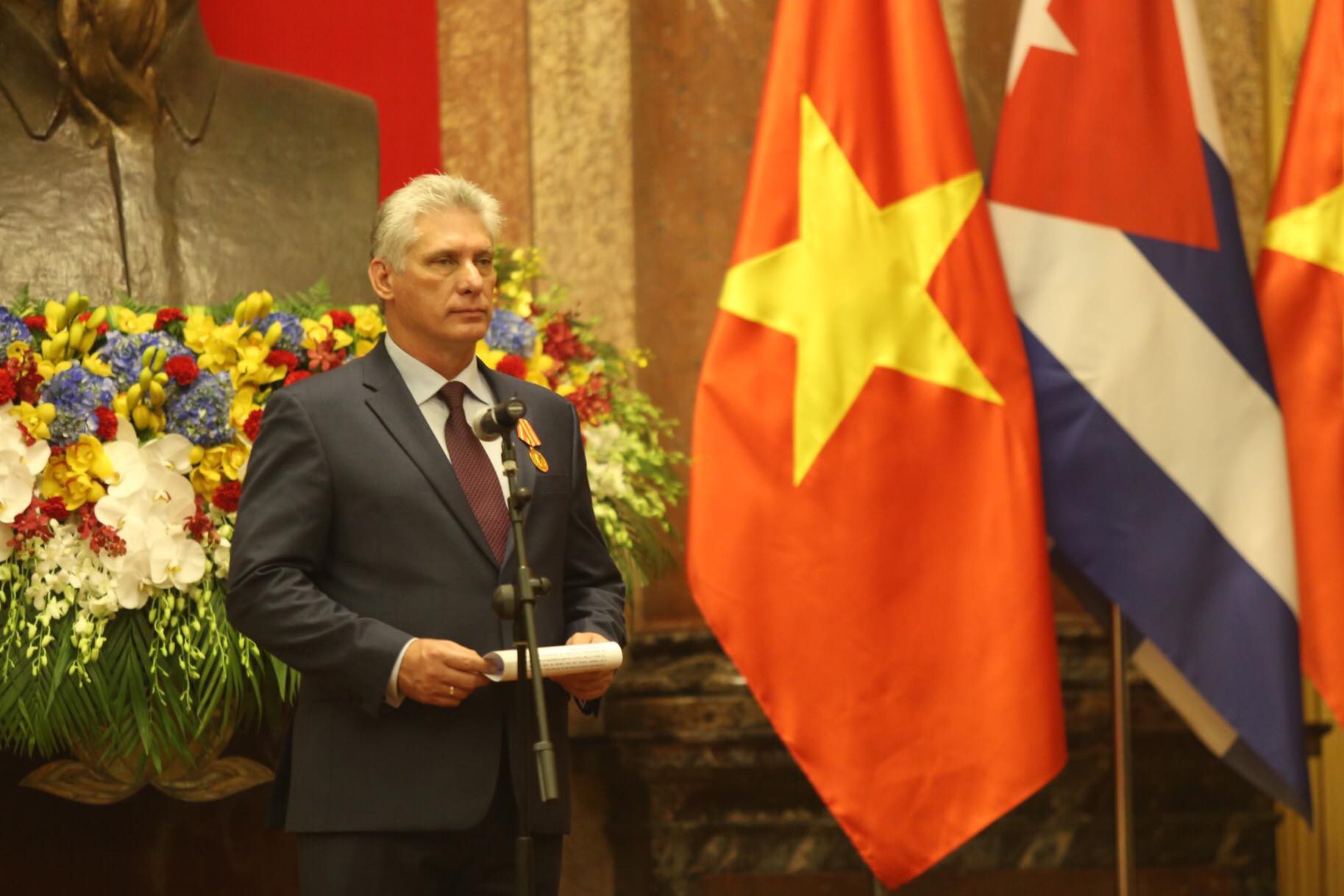 Cận cảnh Tổng B&iacute; thư, Chủ tịch nước Nguyễn Ph&uacute; Trọng đ&oacute;n Chủ tịch Cuba - Ảnh 14.