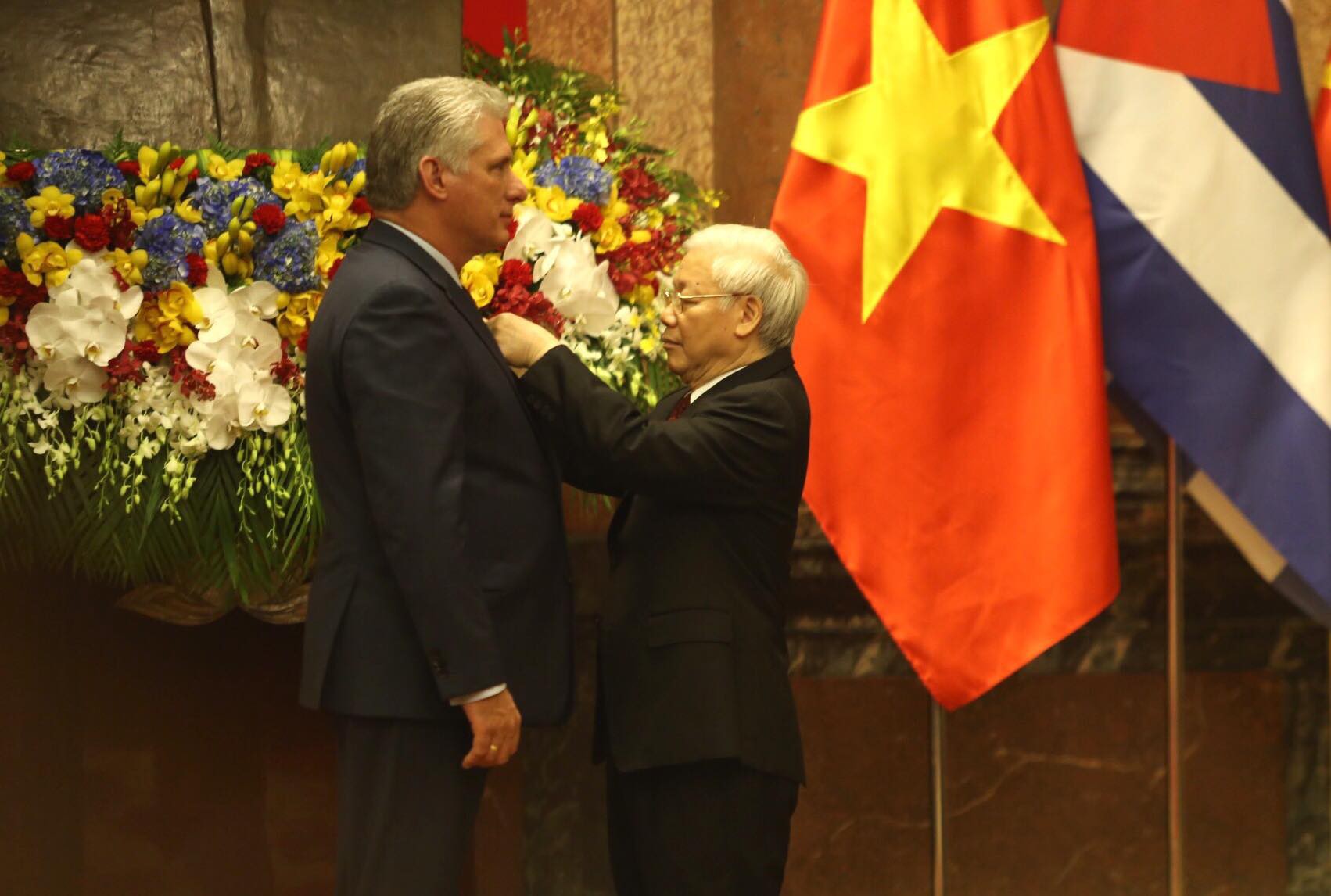 Cận cảnh Tổng B&iacute; thư, Chủ tịch nước Nguyễn Ph&uacute; Trọng đ&oacute;n Chủ tịch Cuba - Ảnh 11.