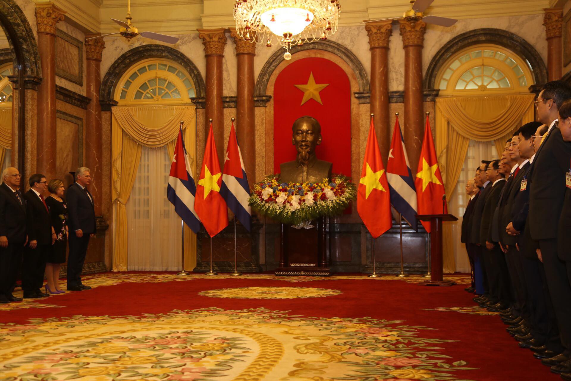 Cận cảnh Tổng B&iacute; thư, Chủ tịch nước Nguyễn Ph&uacute; Trọng đ&oacute;n Chủ tịch Cuba - Ảnh 10.