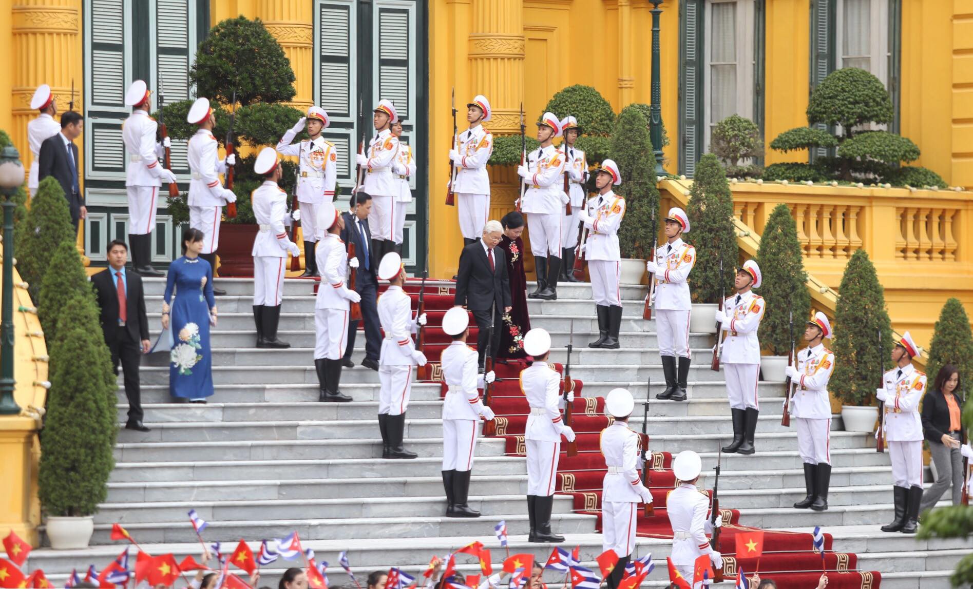 Cận cảnh Tổng B&iacute; thư, Chủ tịch nước Nguyễn Ph&uacute; Trọng đ&oacute;n Chủ tịch Cuba - Ảnh 1.