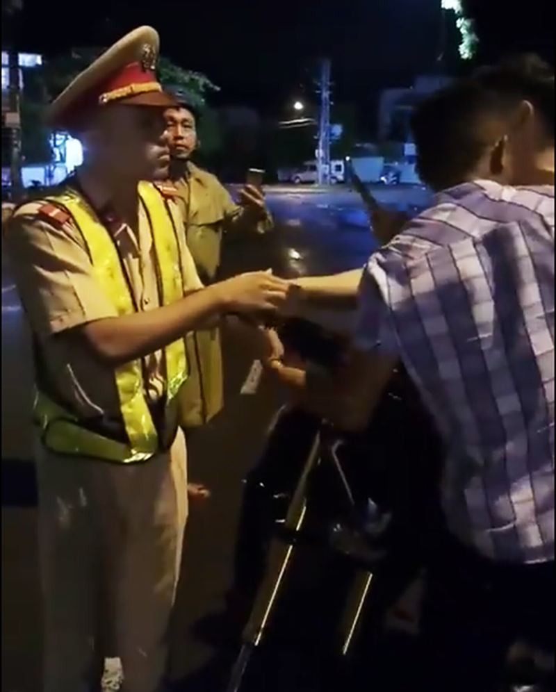 Vụ CSGT ngã ngửa: Thiếu úy Linh xin nghỉ phép vì bị sốc? - Ảnh 1.