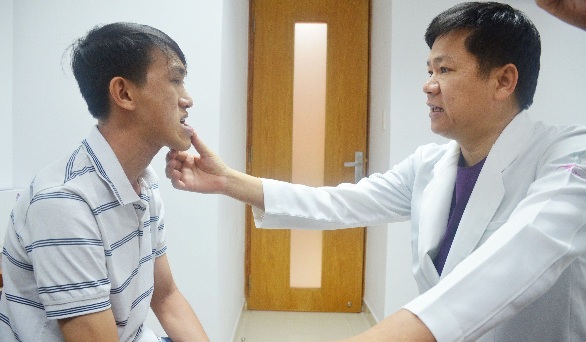 Được cắt hàm, chàng trai xe ôm thực hiện giấc mơ thành thạc sĩ - Ảnh 2.