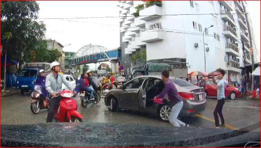 Clip nam thanh niên đuổi chém tài xế ôtô sau va chạm giao thông