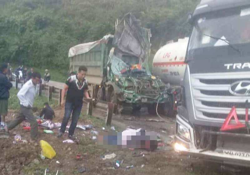 Xe bồn tông nát đầu xe ben, 2 người bị thương nặng trong ca bin