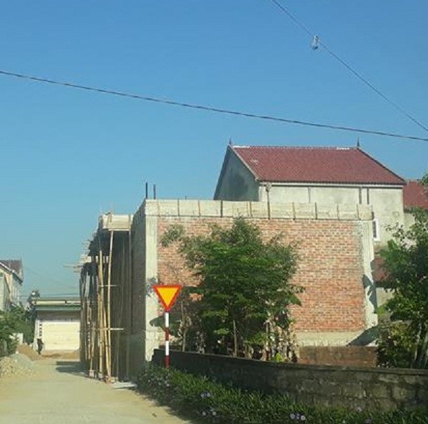 Bí thư xã xây nhà lấn hành lang giao thông - Ảnh 1.