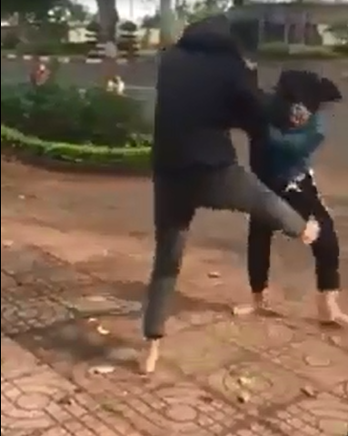 2 nh&oacute;m thiếu nữ d&ugrave;ng n&oacute;n bảo hiểm lao v&agrave;o đ&aacute;nh nhau - Ảnh 1.
