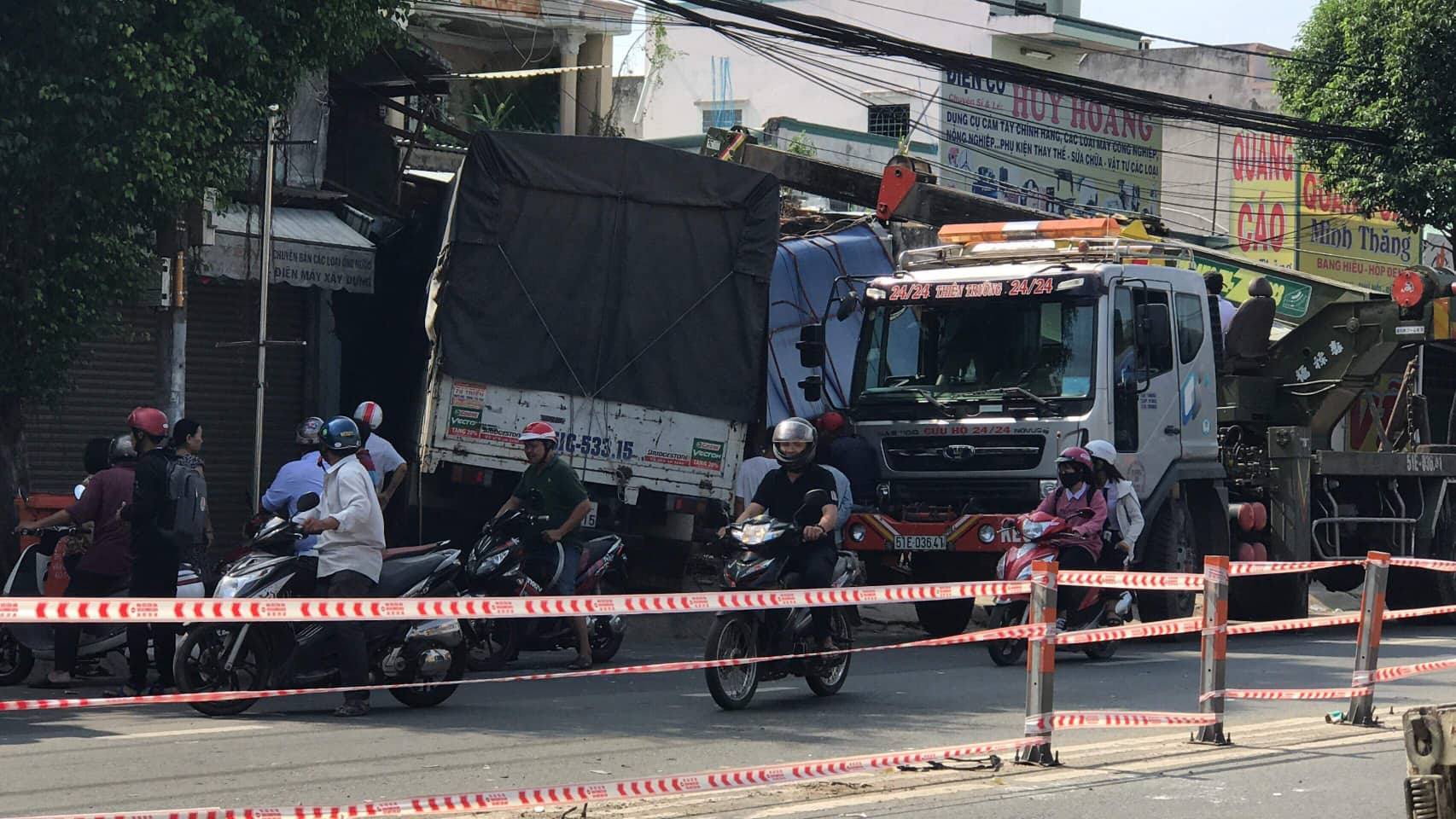 TP HCM: Xe tải nổ lốp, lao đầu v&agrave;o nh&agrave; d&acirc;n - Ảnh 1.