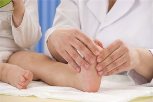 Bé 4 tuổi hay đau, lạnh chân là bệnh gì?