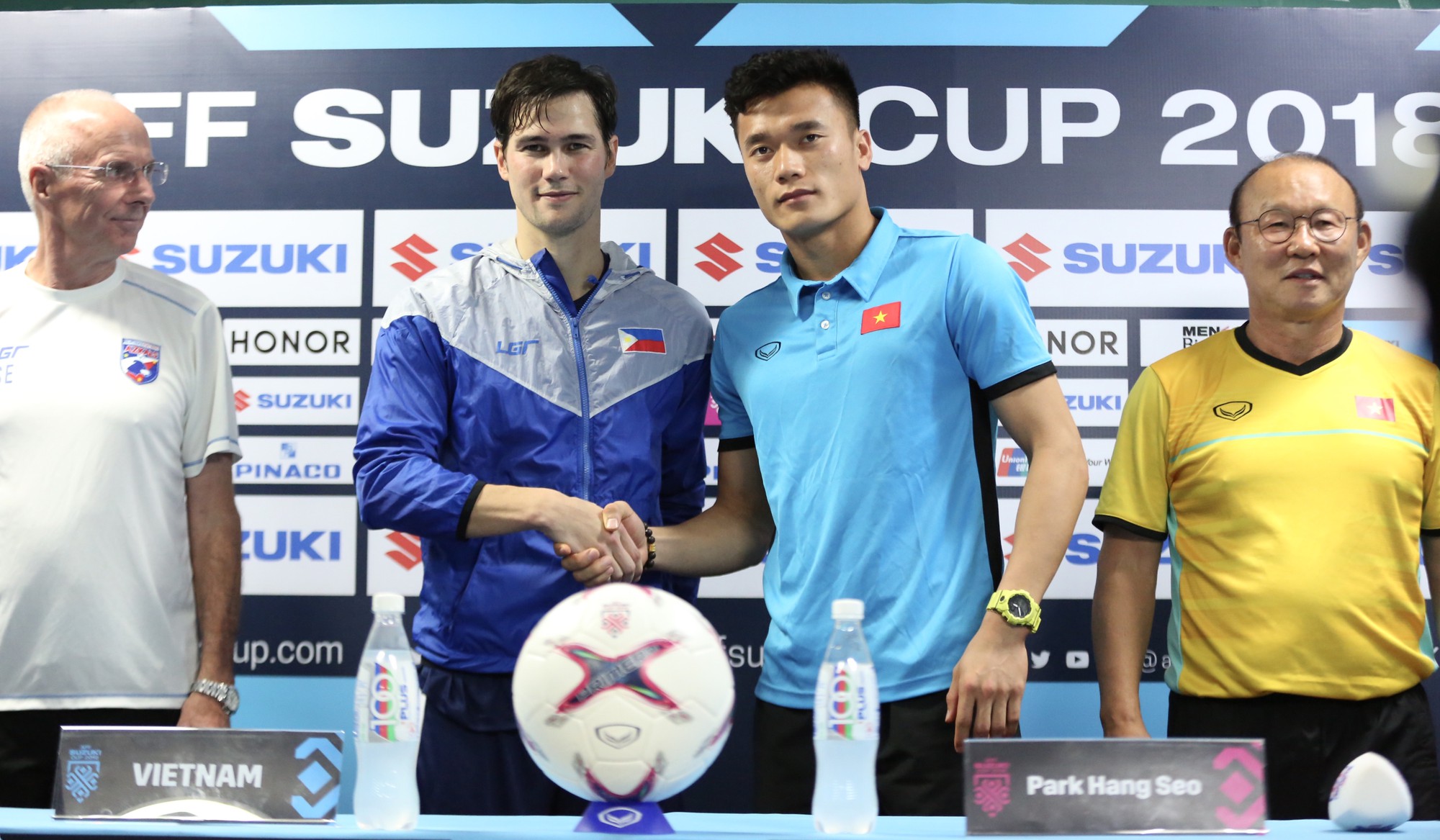 Bùi Tiến Dũng nói về cơ hội thi đấu khi đi họp báo