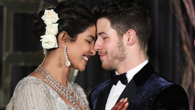 Tố mỹ nhân Priyanka Chopra lừa dối, nữ nhà báo xin lỗi