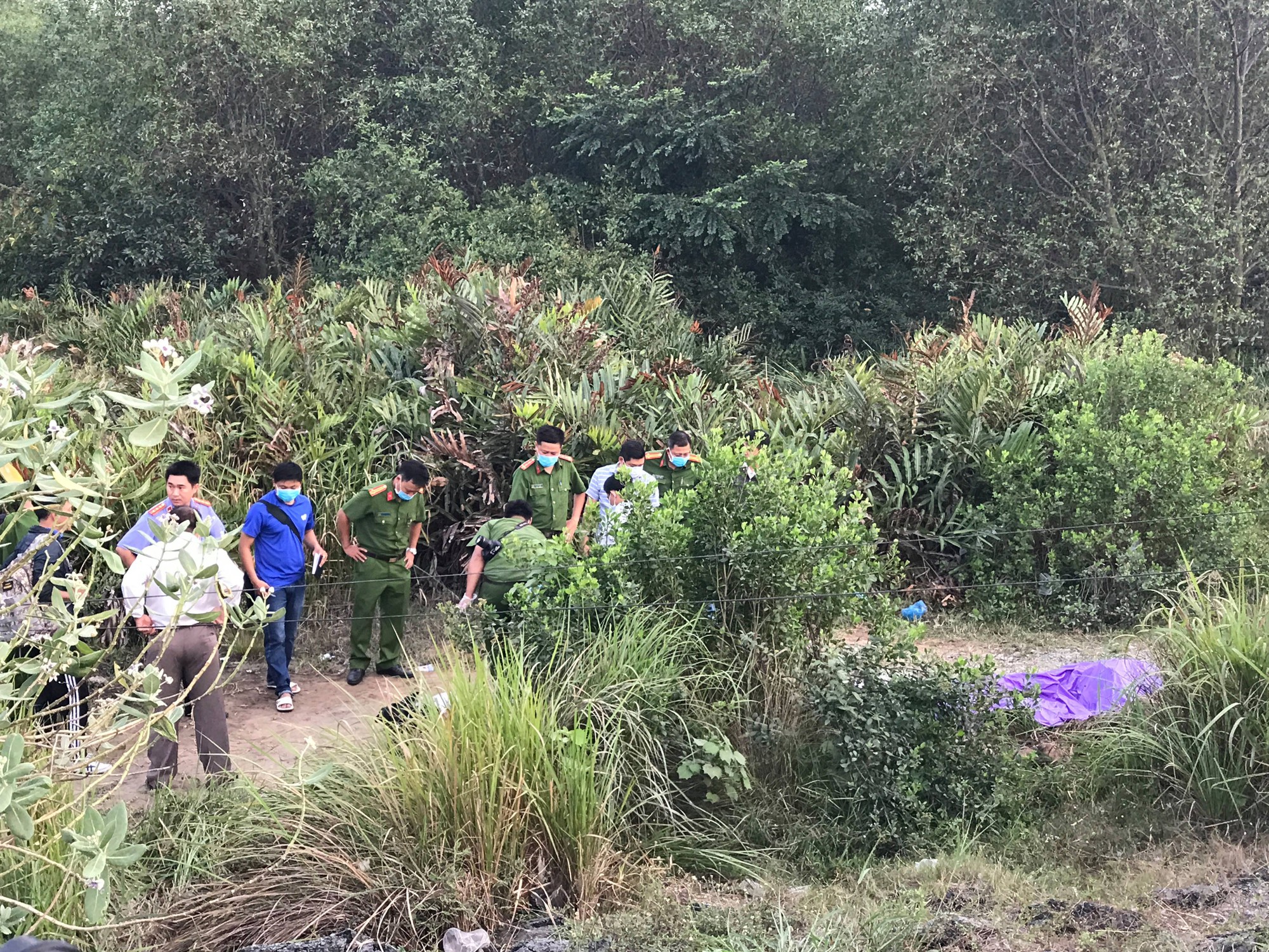 Bất thường thi thể nam giới chỉ còn da và xương trong lùm cỏ ở quận 2