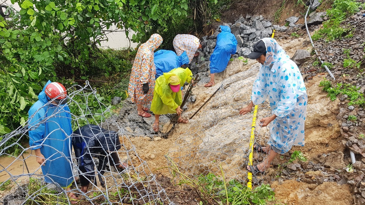 Đà Nẵng: Hòa Liên đang bị ngập sâu hơn 1 m - Ảnh 5.