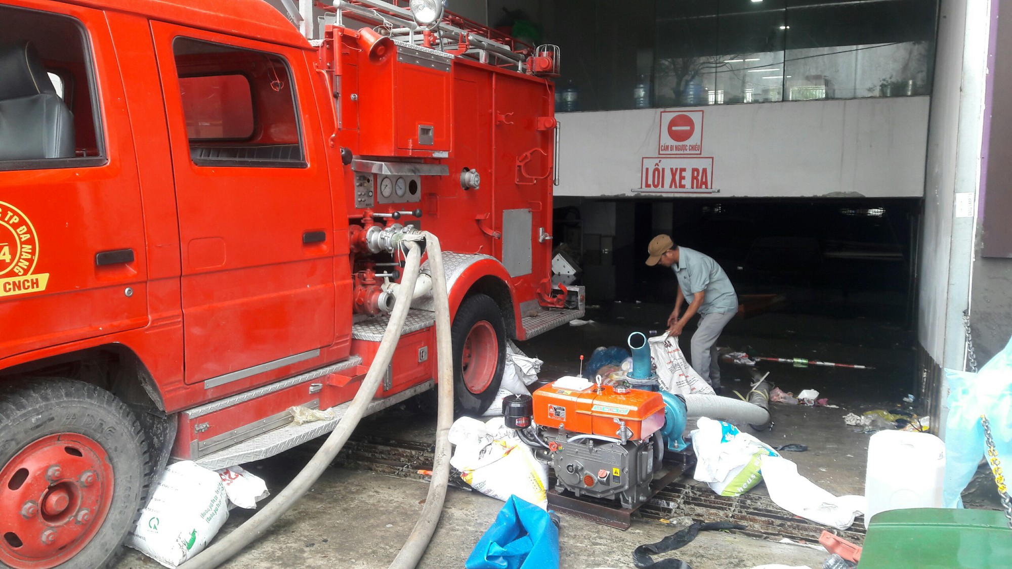 Cận cảnh giải cứu h&agrave;ng loạt xế hộp tiền tỉ bị ngập nước ở Đ&agrave; Nẵng - Ảnh 5.