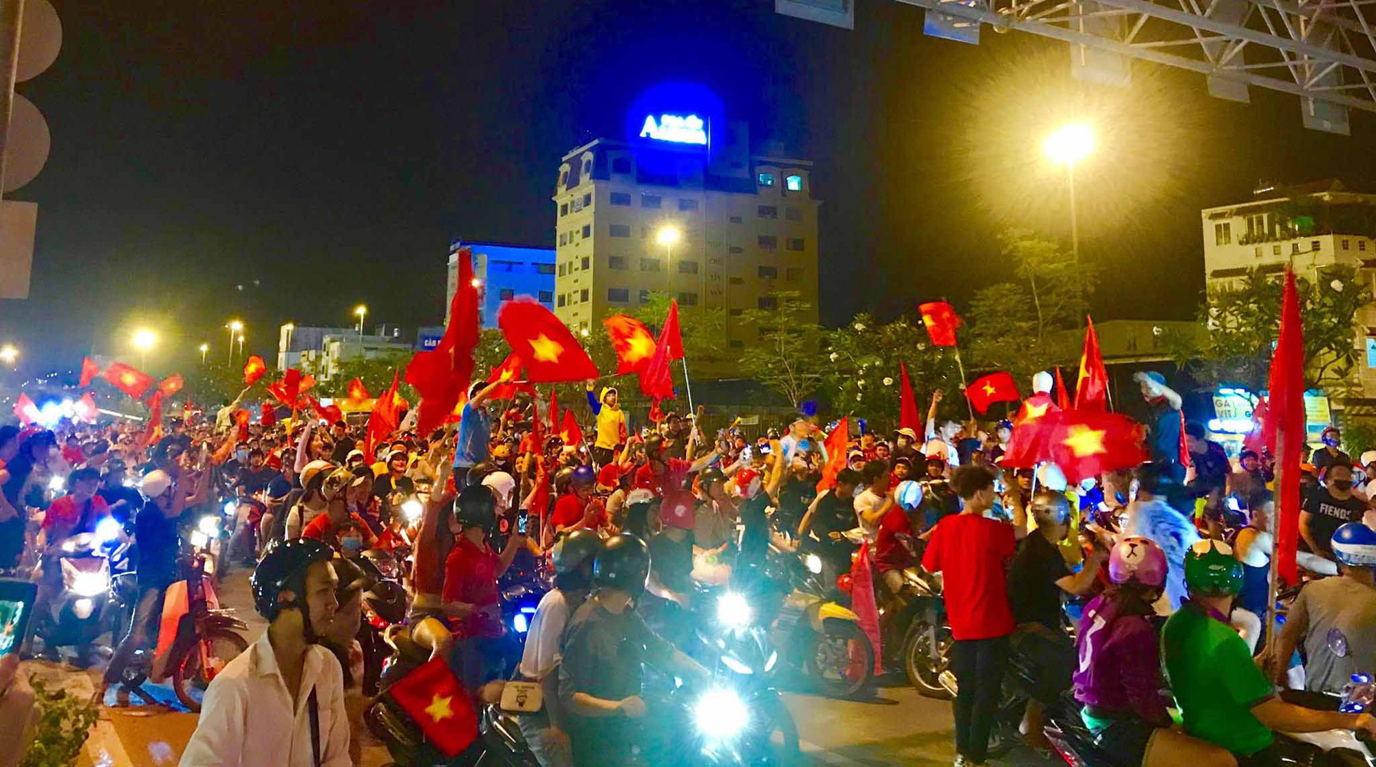 Cổ vũ, ăn mừng phải có trách nhiệm