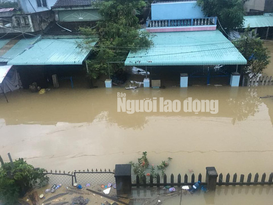 Nước l&ecirc;n nhanh, d&acirc;n Quảng Nam cầu cứu trong đ&ecirc;m, 1 người bị lũ cuốn - Ảnh 4.