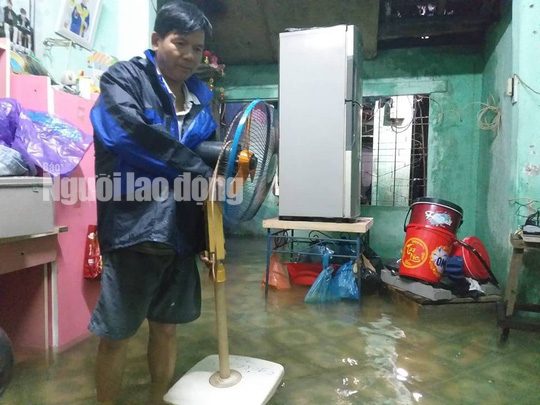 Nước l&ecirc;n nhanh, d&acirc;n Quảng Nam cầu cứu trong đ&ecirc;m, 1 người bị lũ cuốn - Ảnh 14.