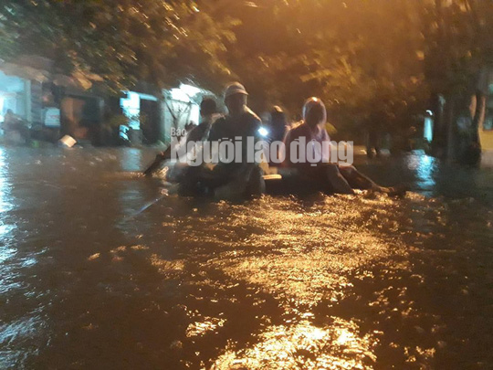 Nước l&ecirc;n nhanh, d&acirc;n Quảng Nam cầu cứu trong đ&ecirc;m, 1 người bị lũ cuốn - Ảnh 15.
