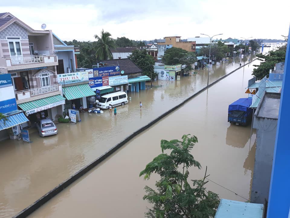 Nước lên nhanh, dân Quảng Nam cầu cứu trong đêm, 1 người bị lũ cuốn