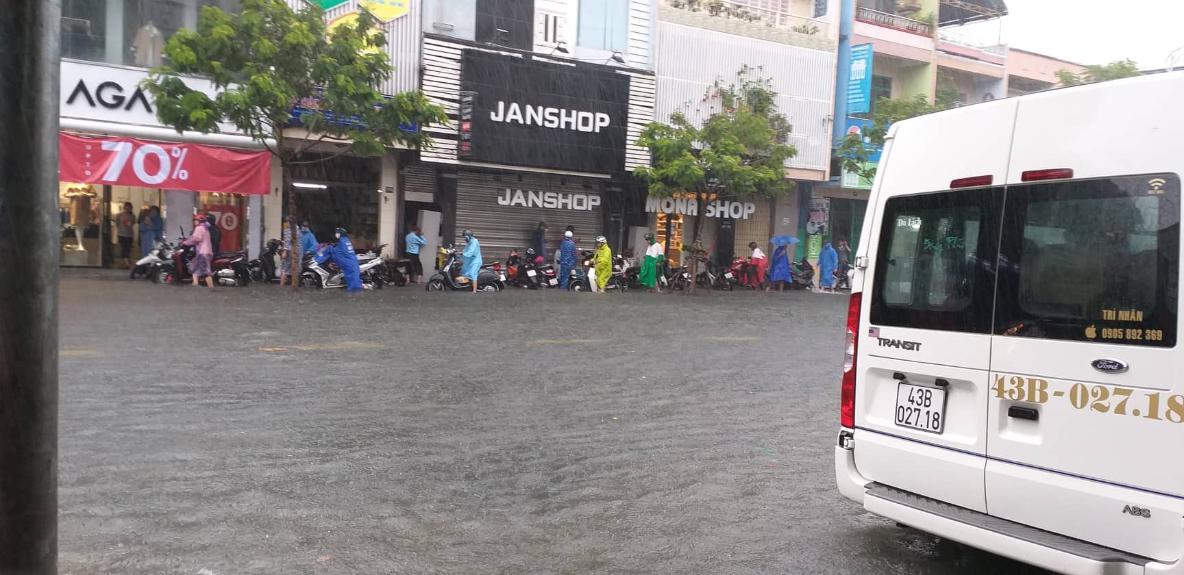 Đà Nẵng: Sau cơn mưa lớn, một số đường phố lại tiếp tục biến thành sông - Ảnh 3.