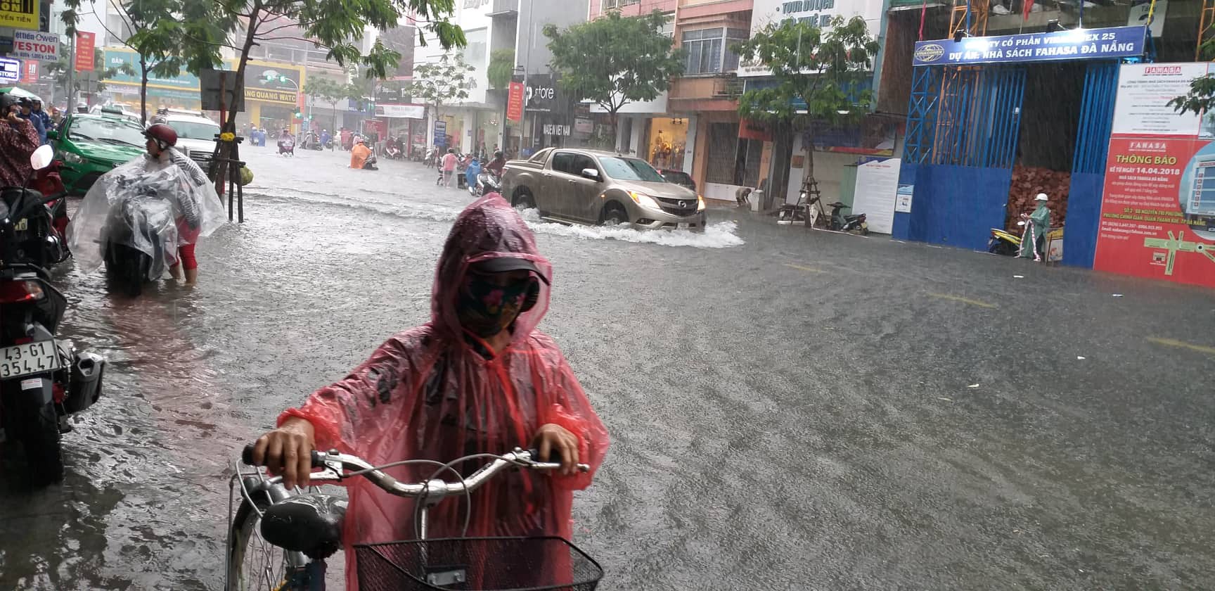 Đà Nẵng: Sau cơn mưa lớn, một số đường phố lại tiếp tục biến thành sông - Ảnh 4.