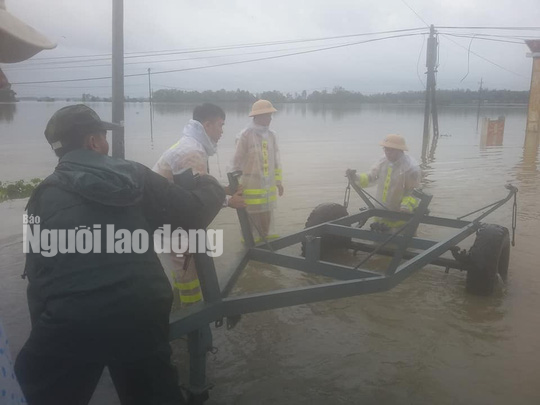 Nước l&ecirc;n nhanh, d&acirc;n Quảng Nam cầu cứu trong đ&ecirc;m, 1 người bị lũ cuốn - Ảnh 11.