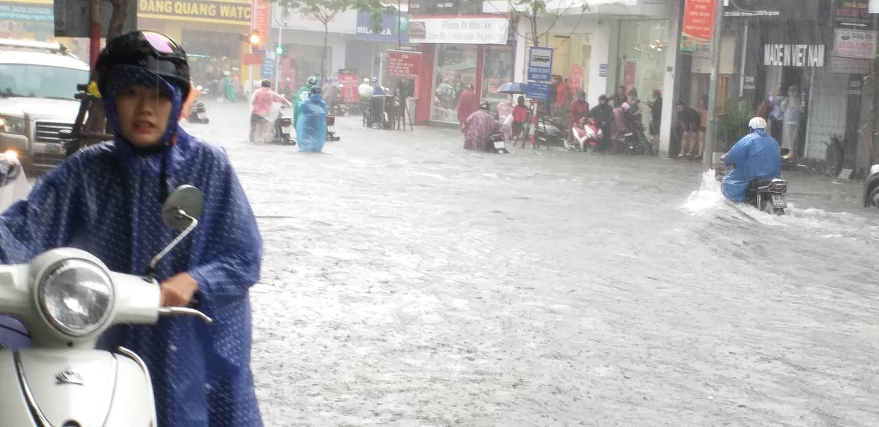 Đà Nẵng: Sau cơn mưa lớn, một số đường phố lại tiếp tục biến thành sông - Ảnh 5.