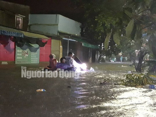 Nước l&ecirc;n nhanh, d&acirc;n Quảng Nam cầu cứu trong đ&ecirc;m, 1 người bị lũ cuốn - Ảnh 16.