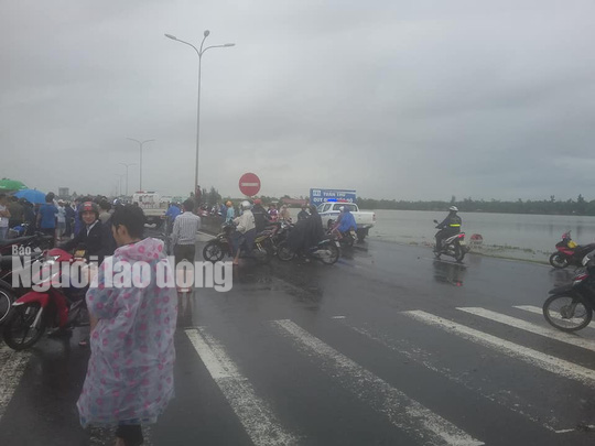 Nước l&ecirc;n nhanh, d&acirc;n Quảng Nam cầu cứu trong đ&ecirc;m, 1 người bị lũ cuốn - Ảnh 10.