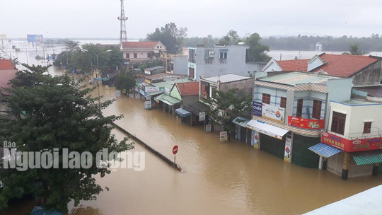 Nước l&ecirc;n nhanh, d&acirc;n Quảng Nam cầu cứu trong đ&ecirc;m, 1 người bị lũ cuốn - Ảnh 7.