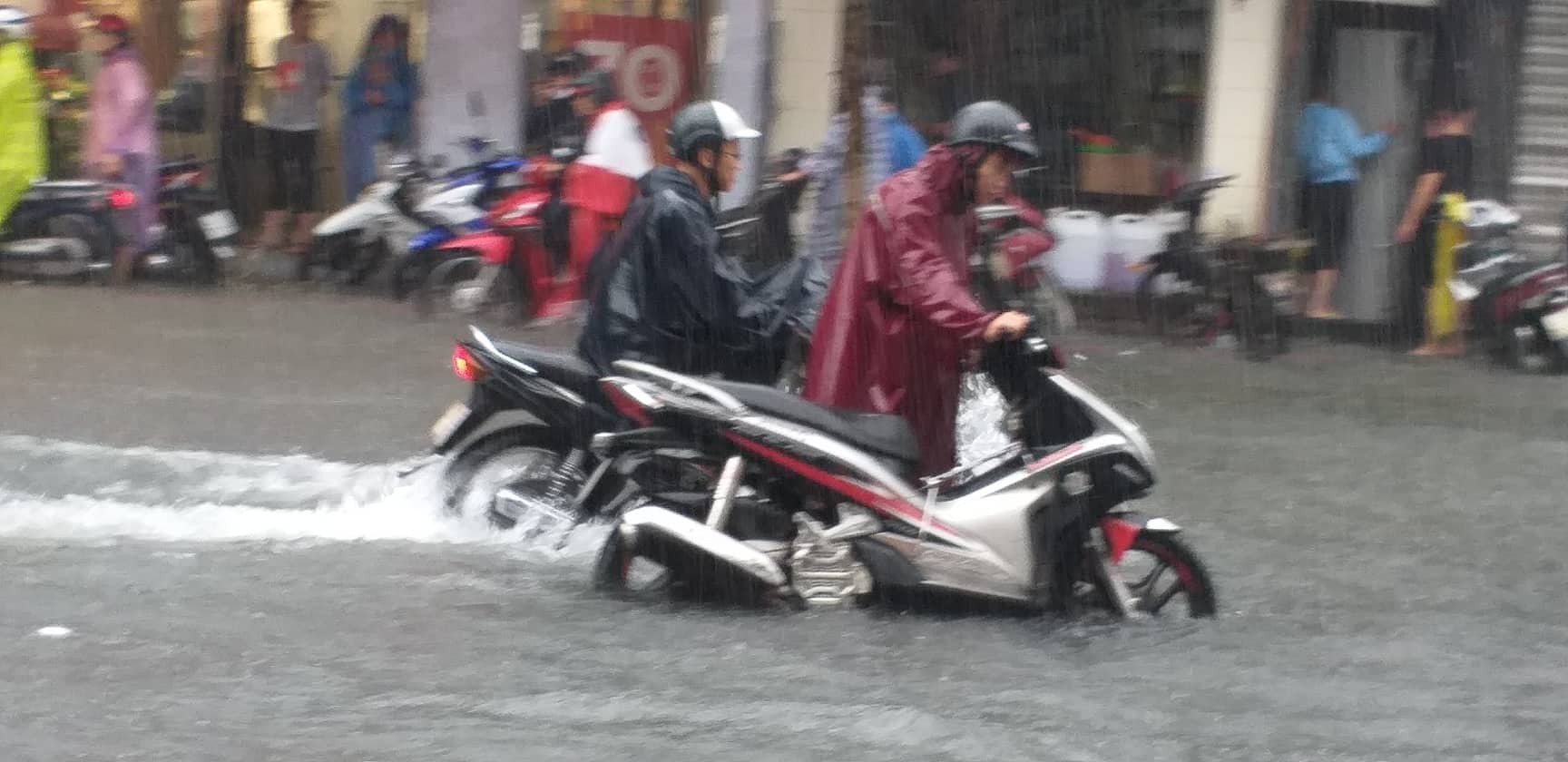 Đà Nẵng: Sau cơn mưa lớn, một số đường phố lại tiếp tục biến thành sông - Ảnh 7.