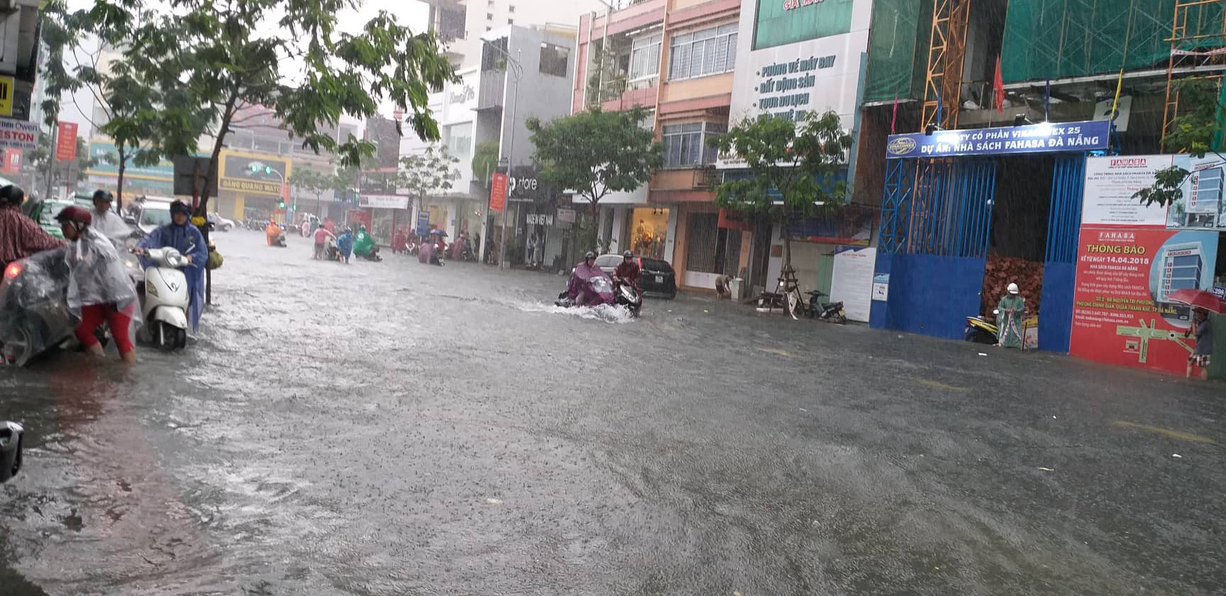 Đà Nẵng: Sau cơn mưa lớn, một số đường phố lại tiếp tục biến thành sông - Ảnh 8.