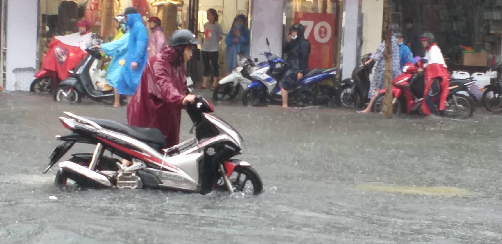 Đà Nẵng: Sau cơn mưa lớn, một số đường phố lại tiếp tục biến thành sông