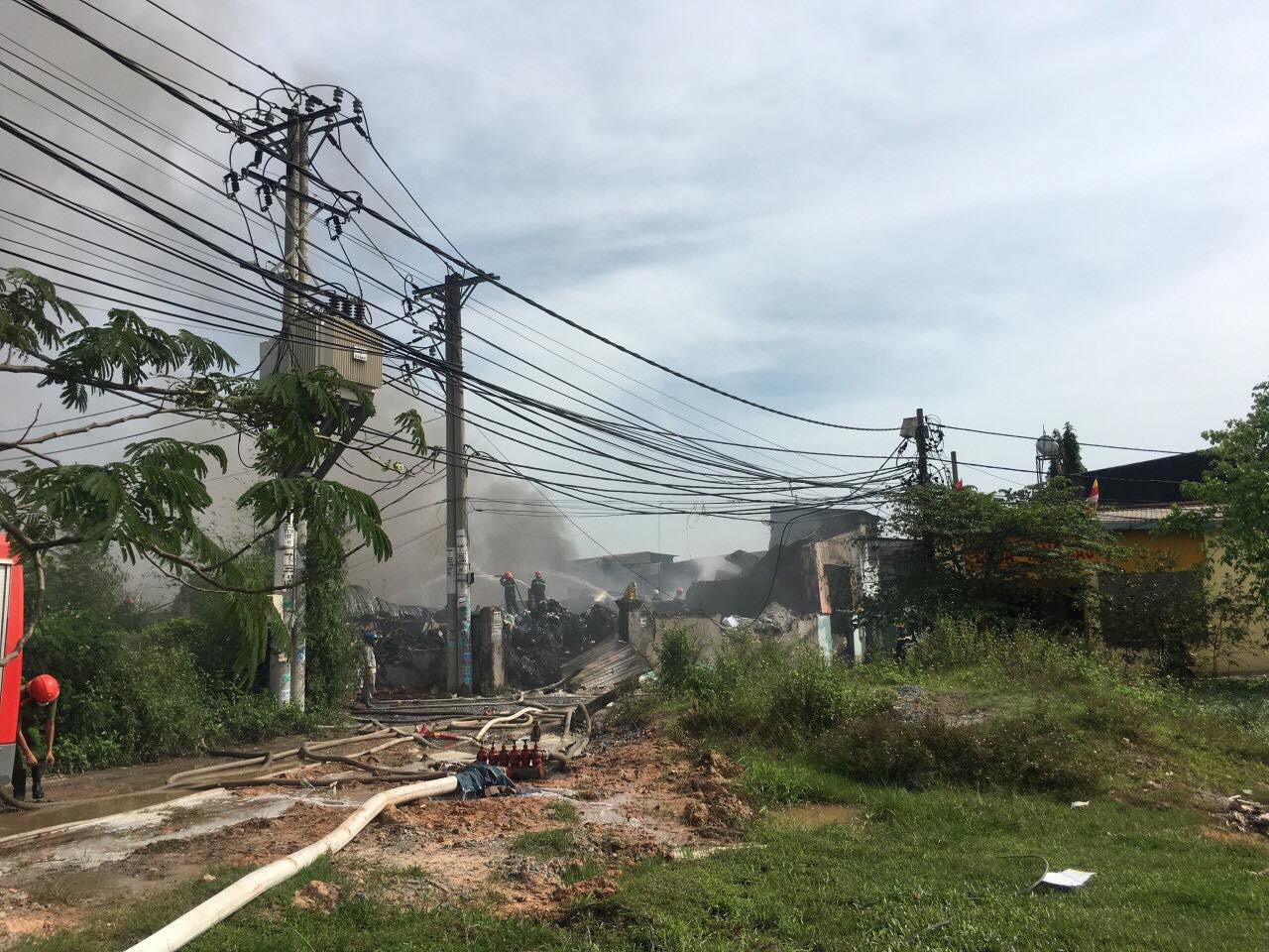 Ch&aacute;y lớn ở 3 nh&agrave; xưởng huyện B&igrave;nh Ch&aacute;nh - Ảnh 1.