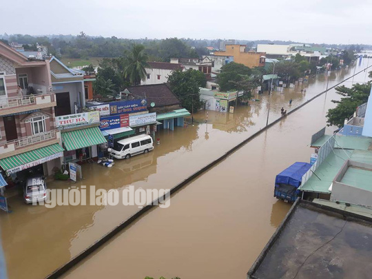 Nước l&ecirc;n nhanh, d&acirc;n Quảng Nam cầu cứu trong đ&ecirc;m, 1 người bị lũ cuốn - Ảnh 9.