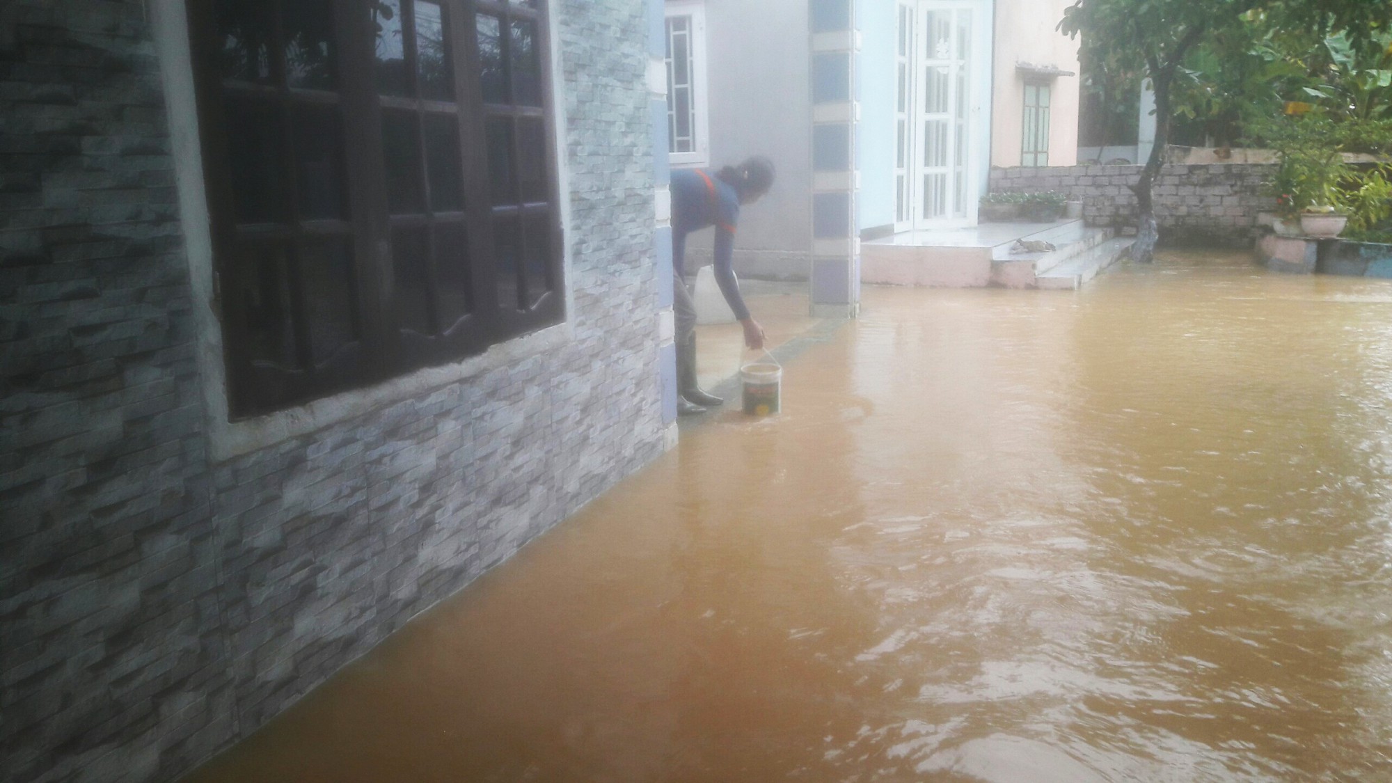 Đà Nẵng: Hòa Liên đang bị ngập sâu hơn 1 m - Ảnh 13.
