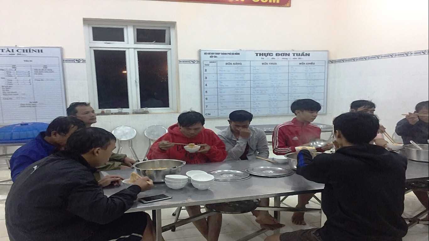 Tàu cá đâm vào đá ngầm bị chìm, 8 ngư dân may mắn được cứu sống - Ảnh 3.