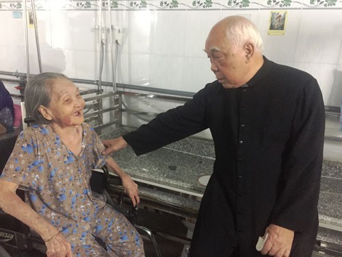 Điểm tựa của những phận đời đơn côi