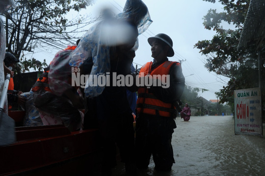 Quảng Nam lại mưa to, bộ đội gi&uacute;p d&acirc;n đi l&aacute;nh nạn - Ảnh 9.